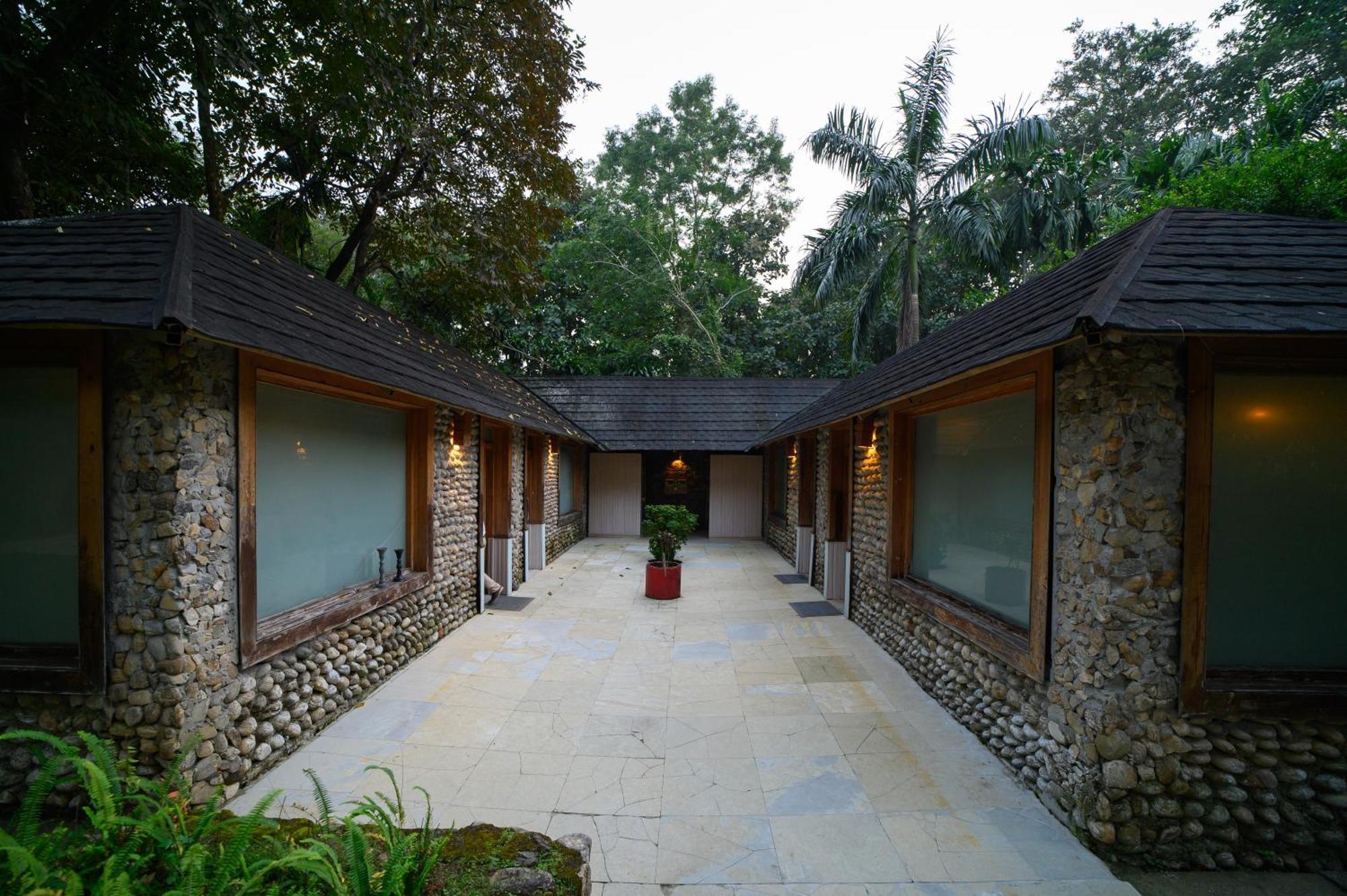 Sinclairs Retreat Dooars, Chalsa Hotel Buitenkant foto